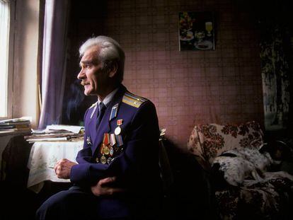 Fotografia do tenente coronel soviético Stanislav Petrov tirada en 1999.