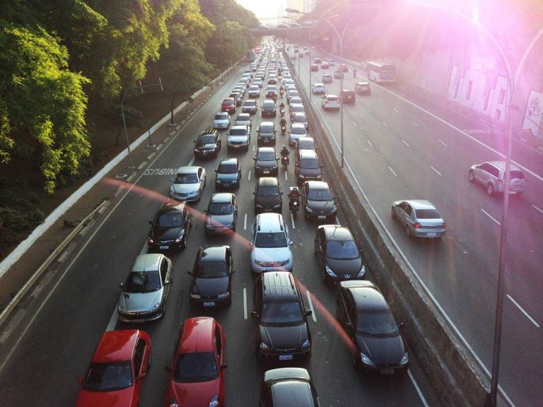 Trânsito de veículos na avenida 23 de Maio, na zona sul de São Paulo.