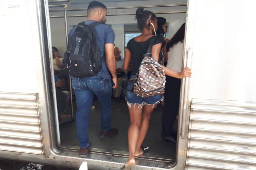 Passageiros entram no trem no ramal Belford Roxo.