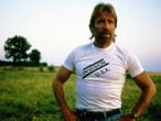 Chuck Norris fotografado em 1985 com uma camiseta de um de seus filmes mais populares, ‘Invasão U.S.A.’