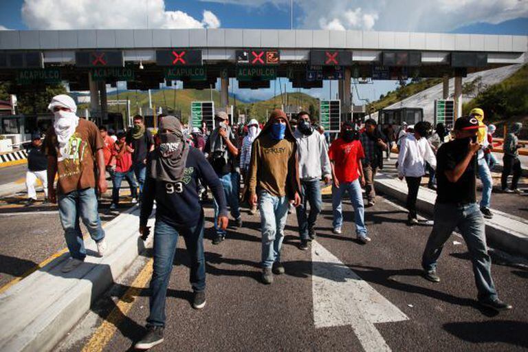 Estudantes de Ayotzinapa protestam contra violência.