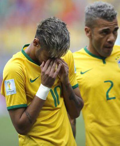 Neymar e Daniel Alves ouvem o hino contra o México.