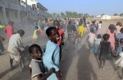 Crianças brincam em campo de refugiados no Estado nigeriano de Adamawa, em 15 de janeiro.