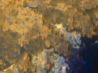 O robô 'Curiosity' captado pela sonda MRO em 8 de abril.