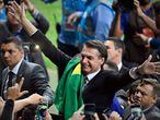 Bolsonaro se exibe para torcedores no intervalo de jogo no Mineirão.