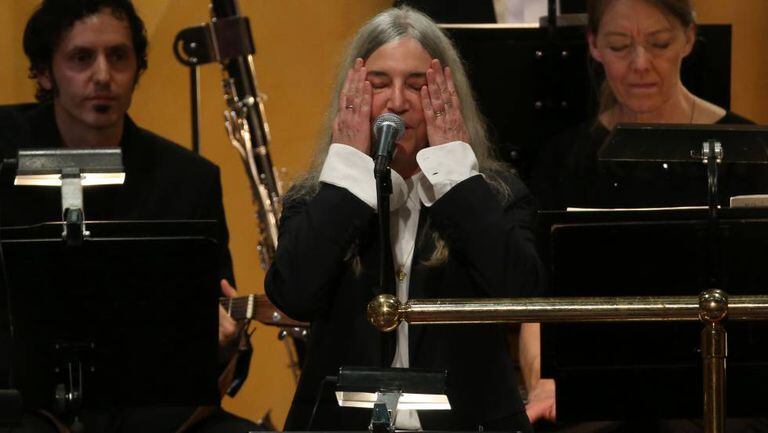 Patti Smith, emocionada em sua atuação na cerimônia de entrega do Prêmios Nobel.