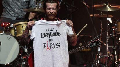 Jesse Hughes, cantor do grupo Eagles of Death Metal, em show no Olympia.