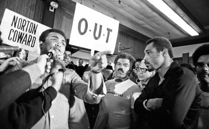 Muhammad Ali conversa com jornalistas em Nova York, em 1976.