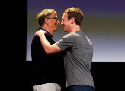 Gates abraça a Mark Zuckerberg o passado setembro.