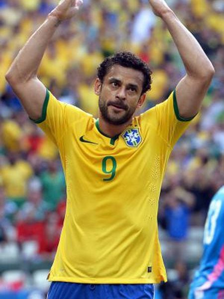 Fred pede o apoio da torcida no jogo contra o México.