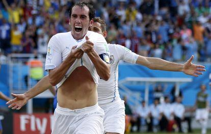 Godín comemora o seu gol contra a Itália.