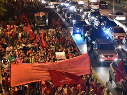 Manifestantes do movimento MTST fecham a Marginal Pinheiros em um protesto multitudinário contra a Copa.