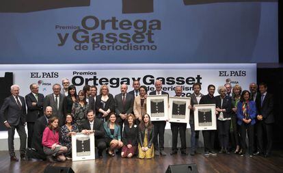 Os ganhadores dos Prêmios Ortega y Gasset posam com os membros do júri e com alguns diretores do Grupo Prisa.