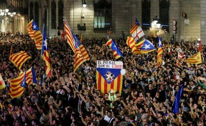 Manifestantes pr&oacute;-independ&ecirc;ncia comemoram na pra&ccedil;a  Sant Jaume em Barcelona. 