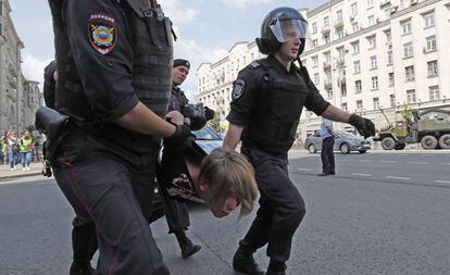 – A polícia russa detém uma pessoa durante o protesto no sábado em Moscou.