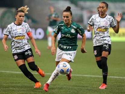 No jogo de ida, Camilinha (Palmeiras) é cercada por Tamires e Adriana (Corinthians).