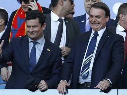 Sergio Moro e Jair Bolsonaro posam juntos no dia 7 de julho durante jogo da Copa América.