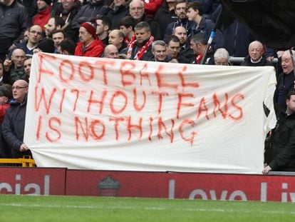 Torcida do Liverpool mostra cartaz: "O futebol sem os fãs não é nada"