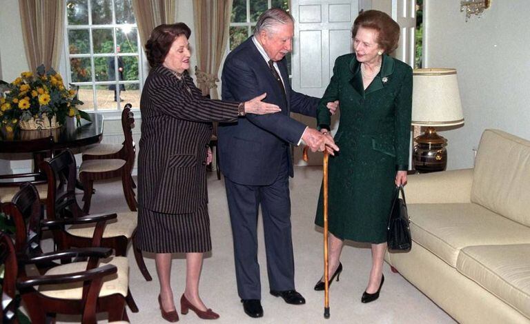 A ex-primeira-ministra britânica Margaret Thatcher visita Pinochet em sua prisão domiciliar (1999).
