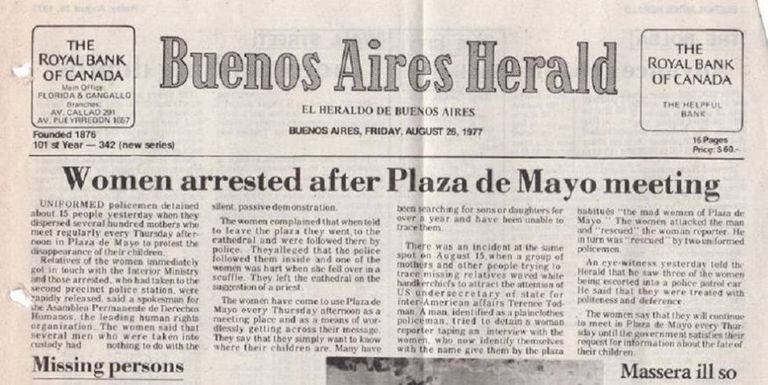 O ‘Buenos Aires Herald’ denuncia, em sua capa de 26 de agosto de 1977, a detenção de integrantes das Mães da Praça de Maio.