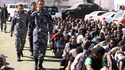 Militares líbios detêm imigrantes suspeitos de querer atravessar à Europa.
