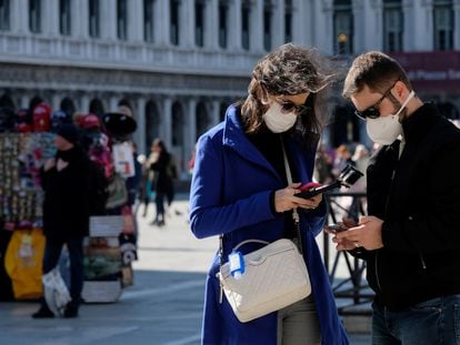 Turistas usam máscara na praça de São Marcos, em Veneza, na quinta-feira.