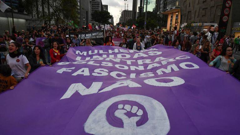 Manifestantes protestam contra o candidato Bolsonaro em São Paulo.