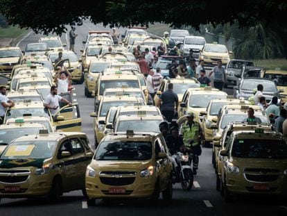 Taxistas bloquearam ruas em protesto contra o Uber.
