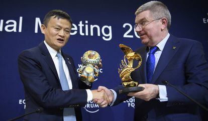Jack Ma (e), fundador da Alibaba, e Bach (d), presidente do COI, em Davos.