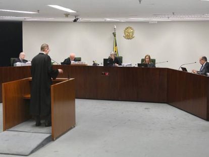 O advogado de defesa Cristiano Zanin defende a soltura do ex-presidente Lula, durante a sessão da Segunda Turma do STF nesta terça-feira.