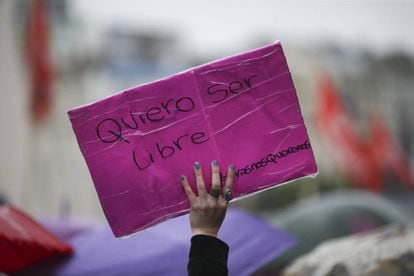 Marcha convocada pela plataforma social #NiUnaMenos, em Buenos Aires (Argentina).