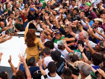 Milhares de simpatizantes fazem manifestação de apoio à ex-presidenta na porta do tribunal com gritos de “vamos voltar”