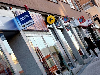 Várias agências bancárias em uma rua de Madri.