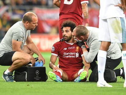 Salah, lesionado durante a final da Champions League.