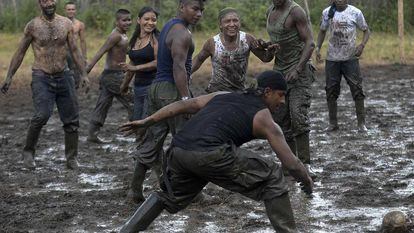 Membros das FARC jogando futebol, no domingo.