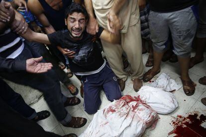 Um palestino chora ao ver o corpo de um familiar morto durante um bombardeio no norte de Gaza, em 30 de julho de 2014.