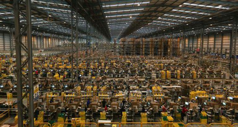 Funcionários da Amazon se preparam para a Black Friday.