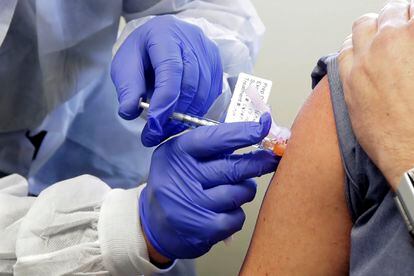 Um paciente recebe as primeiras doses experimentais do projeto de vacina do laboratório Moderna, em Seattle, em março.