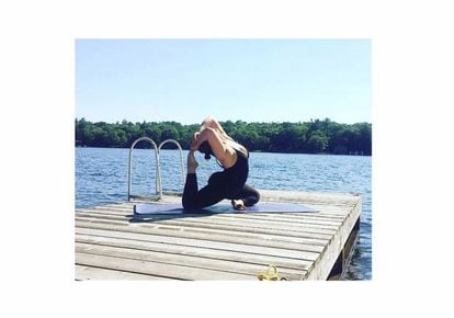 Kaitlyn Warne é uma iogue de Toronto (Canadá). Foi patinadora profissional, mas sofreu uma lesão nas costas e teve de abandonar o ofício. Precisou encontrar alguma coisa que a preenchesse como a patinação fazia antes. Então, segundo relata a canadense, encontrou a ioga.