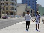 Roiniel Torres y Dariel Hernández pasean por el malecón en La Habana.