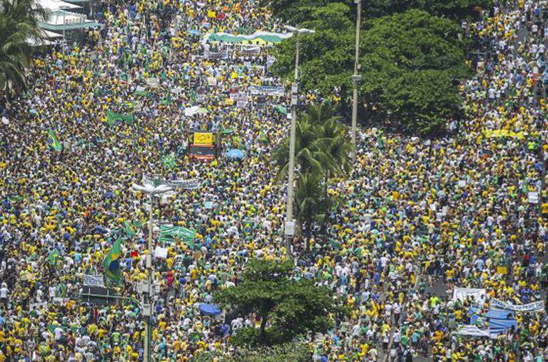 Milhares, de verde e amarelo, protestam no Rio.