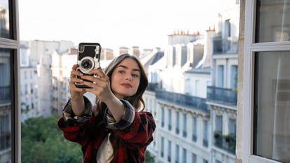 A protagonista de 'Emily in Paris' (interpretada por Lily Collins) anda por uma Paris de clichês atualizados pela lente de seu celular: cada ‘pain au chocolat’ que ela fotografa aumenta seu número seguidores no Instagram.