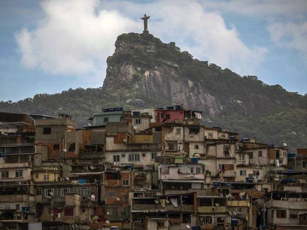Vista do Cristo Redentor e da favela Morro da Coroa, no Rio.