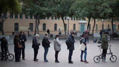 Fila para votar em uma escola em Barcelona.