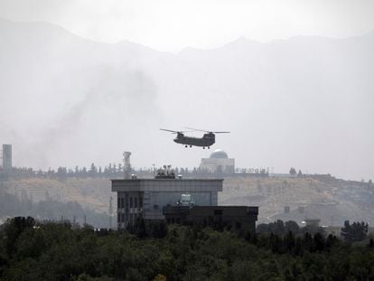 Um helicóptero norte-americano sobrevoa Cabul no domingo.