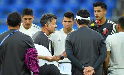 O treinador Osorio instrui a seleção mexicana durante treinamento.