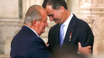 O rei Juan Carlos I e seu filho Felipe VI no ato de abdicação em 18 de junho de 2014.