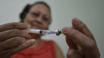 Mulher prepara vacina da febre amarela em Caratinga, Minas Gerais.