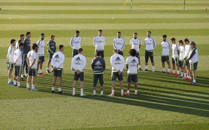 Jogadores fazem minuto de silêncio pelas vítimas dos atentados.