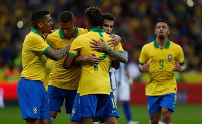 Brasileiros comemoram gol marcado contra Honduras.